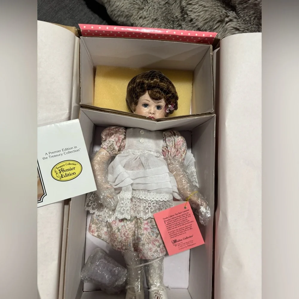 SOLD✨PARDISE GALLERIES Melissa Floral Porcelain Doll with Lace Dress - Picture 4 of 9